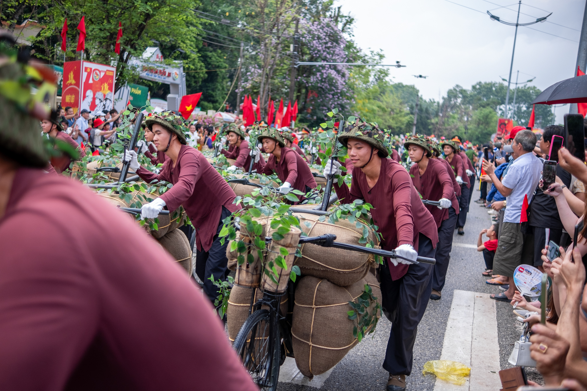 Những ánh mắt tràn ngập tự hào của quân và dân ta trong lễ diễu binh, diễu hành kỷ niệm 70 năm Chiến thắng Điện Biên Phủ - Ảnh 18.