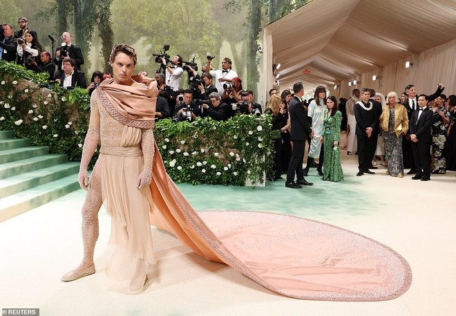 Bộ váy thảm họa tại Met Gala 2024 - Ảnh 12.