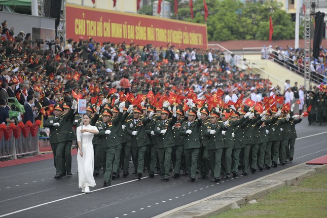 Diễu binh, diễu hành kỷ niệm trọng thể 70 năm Chiến thắng Điện Biên Phủ - Ảnh 15.