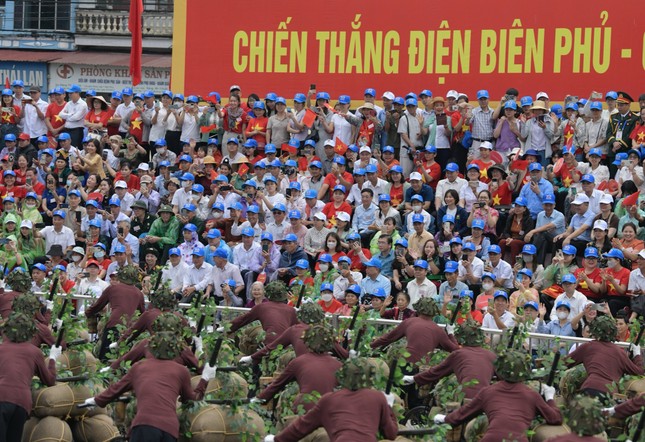 Diễu binh, diễu hành kỷ niệm trọng thể 70 năm Chiến thắng Điện Biên Phủ - Ảnh 13.