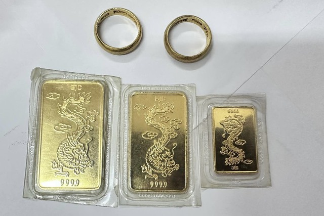 Thủ Đức: Nam thanh ni&ecirc;n bỏ lại hơn 1 c&acirc;y v&agrave;ng ở cửa h&agrave;ng 0 đồng - Ảnh 3.