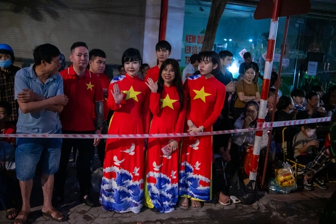 Bà con đội mưa ra đường, phấn khởi trong ngày diễu binh diễu hành kỷ niệm 70 năm Chiến thắng Điện Biên Phủ - Ảnh 11. Bà con đội mưa ra đường, phấn khởi trong ngày diễu binh diễu hành kỷ niệm 70 năm Chiến thắng Điện Biên Phủ - Ảnh 11.