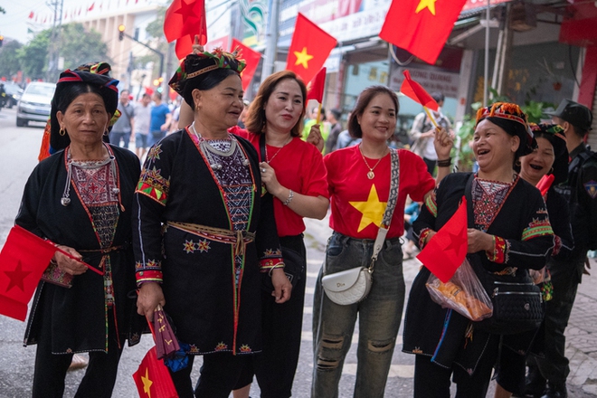Bà con đội mưa ra đường, phấn khởi trong ngày diễu binh diễu hành kỷ niệm 70 năm Chiến thắng Điện Biên Phủ - Ảnh 19.