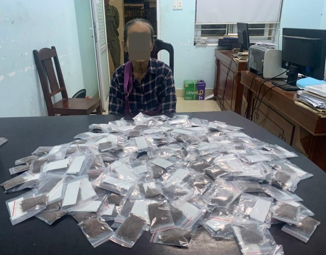 Cho&aacute;ng với số ma t&uacute;y dạng cỏ Mỹ trong người cụ b&agrave; 69 tuổi - Ảnh 1.