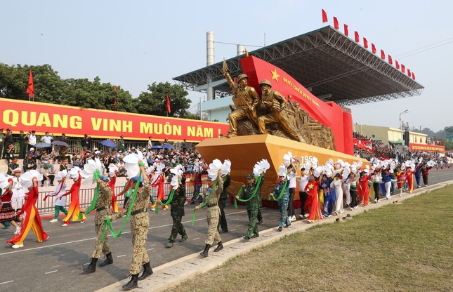 Diễu binh, diễu hành kỷ niệm trọng thể 70 năm Chiến thắng Điện Biên Phủ - Ảnh 83.