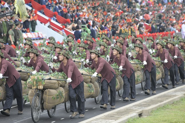 Diễu binh, diễu hành kỷ niệm trọng thể 70 năm Chiến thắng Điện Biên Phủ - Ảnh 12.