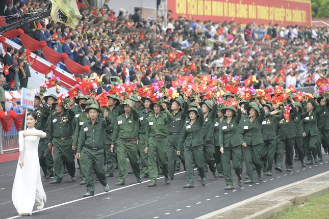 Diễu binh, diễu hành kỷ niệm trọng thể 70 năm Chiến thắng Điện Biên Phủ - Ảnh 10.