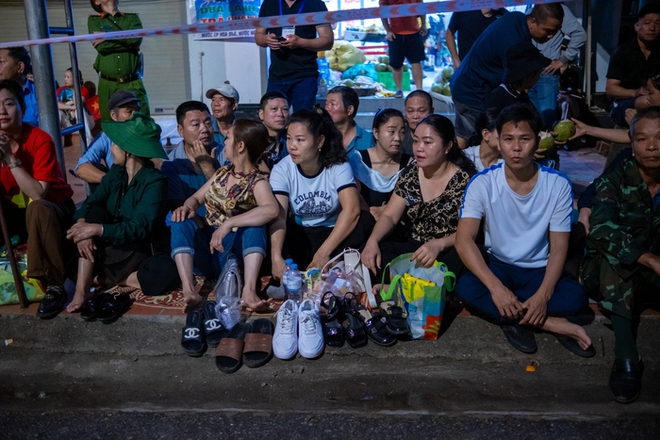 Bà con đội mưa ra đường, phấn khởi trong ngày diễu binh diễu hành kỷ niệm 70 năm Chiến thắng Điện Biên Phủ - Ảnh 4. Bà con đội mưa ra đường, phấn khởi trong ngày diễu binh diễu hành kỷ niệm 70 năm Chiến thắng Điện Biên Phủ - Ảnh 4.