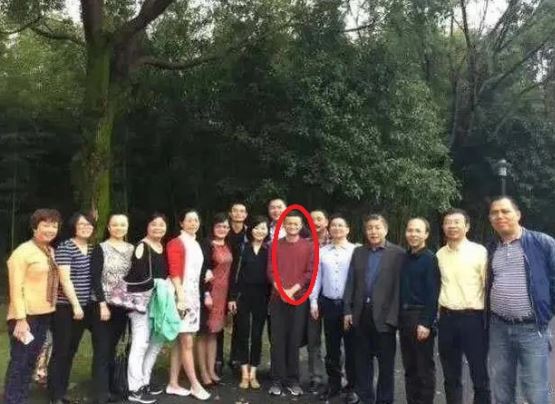 Đến buổi họp lớp nhưng sợ bạn học tự ti, Jack Ma để chiếc Maybach 62S trị gi&aacute; 43 tỷ đồng ở nh&agrave;, chọn đi Land Rover: H&agrave;nh động nhỏ nhưng khiến ai cũng k&iacute;nh nể! - Ảnh 1.