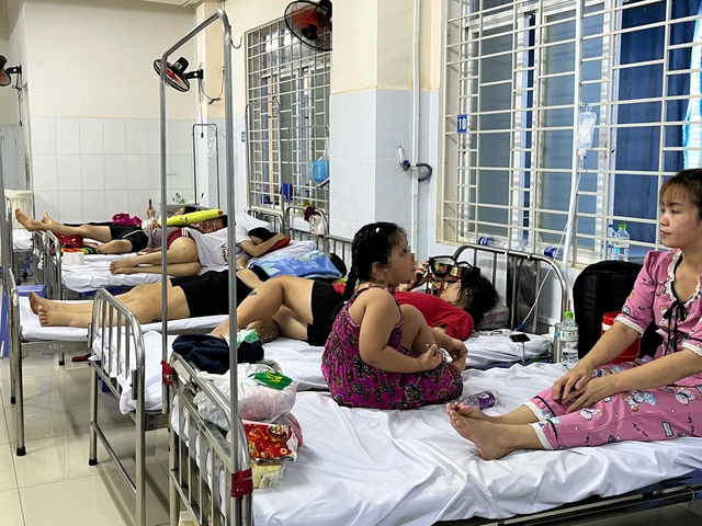 Vụ hơn 500 người ngộ độc bánh mì ở Đồng Nai: Chuyển hồ sơ sang cơ quan điều tra - Ảnh 1.