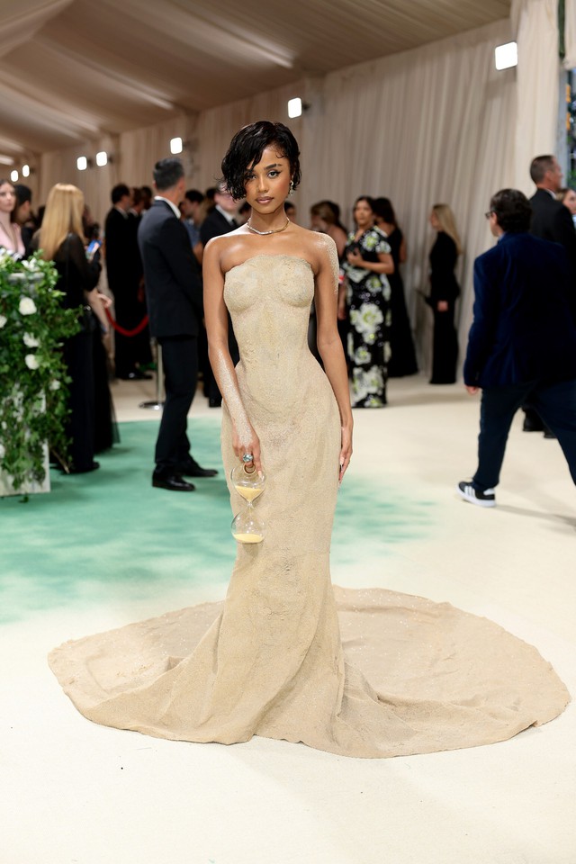 Bộ váy làm từ cát độc nhất vô nhị tại Met Gala 2024 - Ảnh 2.