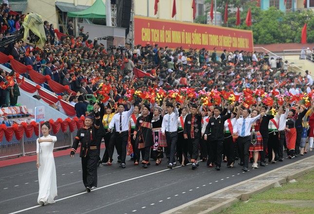 Diễu binh, diễu hành kỷ niệm trọng thể 70 năm Chiến thắng Điện Biên Phủ - Ảnh 6.