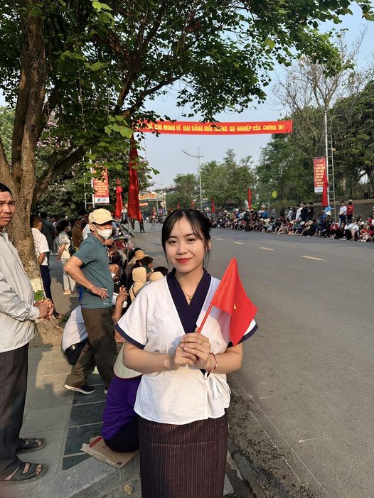 Hot girl Lào vượt 500km đến Điện Biên, chụp ảnh cùng bộ đội Việt: Quá mê các anh lính diễu hành - Ảnh 12.