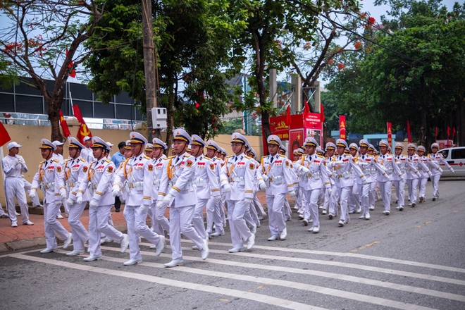 Bà con đội mưa ra đường, phấn khởi trong ngày diễu binh diễu hành kỷ niệm 70 năm Chiến thắng Điện Biên Phủ - Ảnh 17.