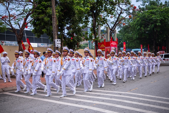 Bà con đội mưa ra đường, phấn khởi trong ngày diễu binh diễu hành kỷ niệm 70 năm Chiến thắng Điện Biên Phủ - Ảnh 17. Bà con đội mưa ra đường, phấn khởi trong ngày diễu binh diễu hành kỷ niệm 70 năm Chiến thắng Điện Biên Phủ - Ảnh 17.