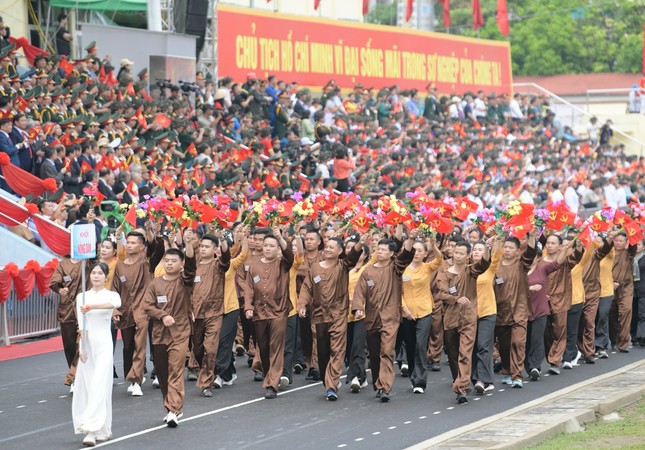 Diễu binh, diễu hành kỷ niệm trọng thể 70 năm Chiến thắng Điện Biên Phủ - Ảnh 4.