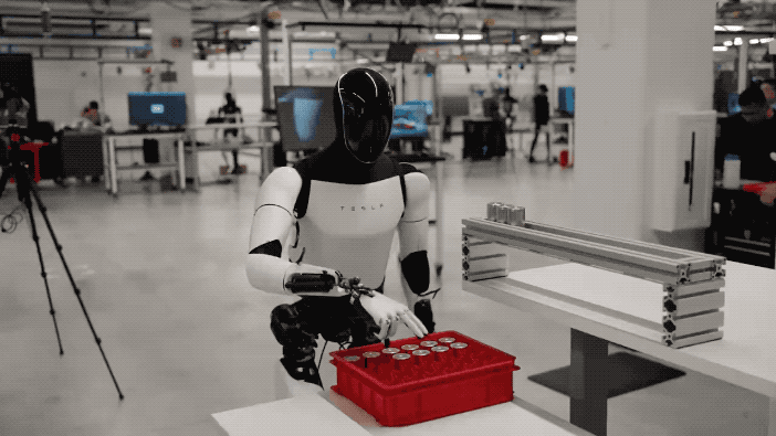 Robot hình người đang hoạt động trong nhà máy của Tesla như thế nào? - Ảnh 1.
