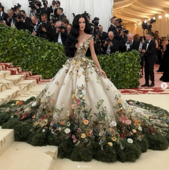 Rõ là Katy Perry năm nay ở nhà không dự MET Gala, nhưng ở đâu ra tấm ảnh thảm đỏ xuất sắc tới cỡ này! - Ảnh 1.