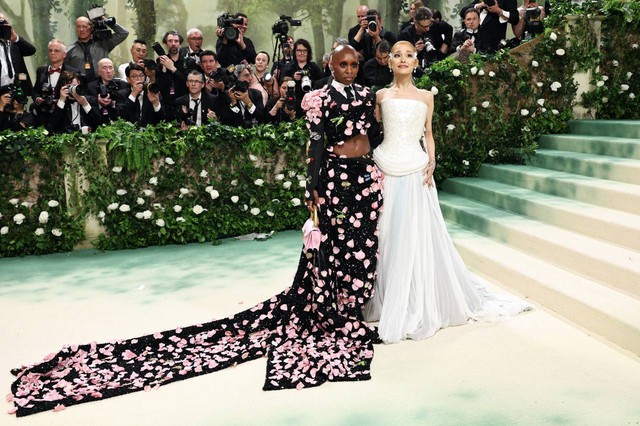 Ariana Grande biến Met Gala thành liveshow cá nhân, khoe nốt cao với loạt hit đình đám - Ảnh 1.