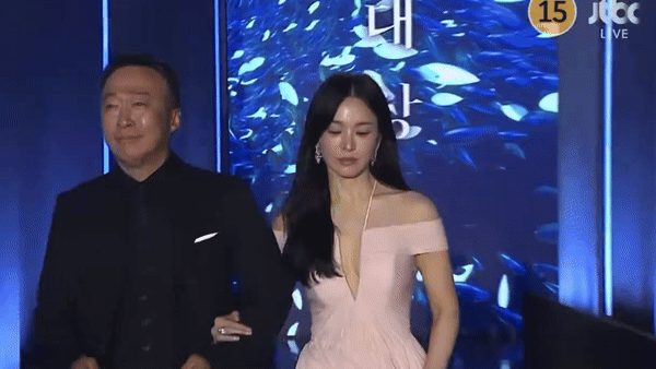 Song Hye Kyo - Song Joong Ki qua 8 mùa Baeksang: 2016 tổ chức đám cưới sớm, 2024 đụng độ sượng trân sau vụ ly hôn ồn ào - Ảnh 15. Song Hye Kyo - Song Joong Ki qua 8 mùa Baeksang: 2016 tổ chức đám cưới sớm, 2024 đụng độ sượng trân sau vụ ly hôn ồn ào - Ảnh 15.