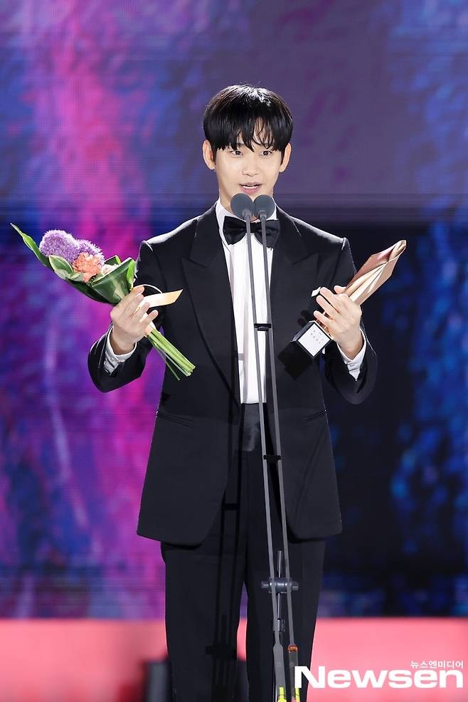 Kim Soo Hyun gây bão MXH chỉ vì khoảnh khắc 3 giây hậu Baeksang 2024, biểu cảm ra sao mà netizen cười ná thở? - Ảnh 7.