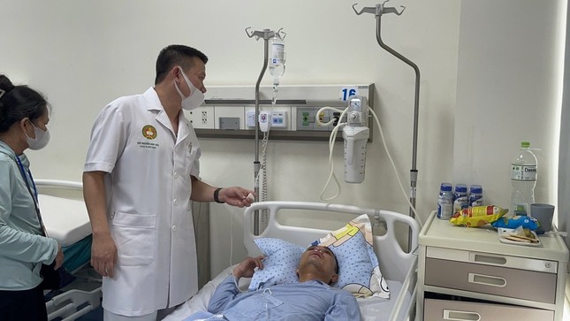 Người đàn ông bị đánh hội đồng dã man tại cây xăng - Ảnh 2.
