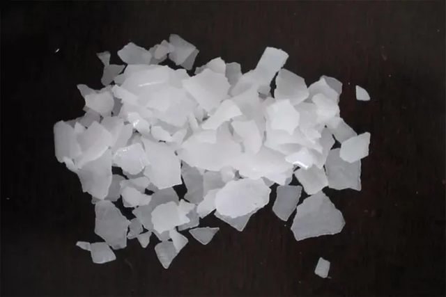 Nhầm tưởng là đường ăn, bé 5 tuổi nhập viện do nuốt xút ăn da - Ảnh 2.