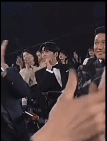 HOT: Clip ghi lại biểu cảm của Song Joong Ki khi nhìn Song Hye Kyo trên sân khấu Baeksang 2024 - Ảnh 4.