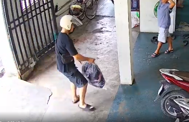 Vụ bỏ qu&ecirc;n 2 c&acirc;y v&agrave;ng trong quần &aacute;o từ thiện: Hai người đến nhận - Ảnh 1.