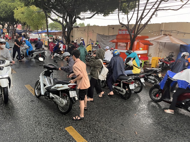 CLIP: Hiện trường nhiều người ngã xe trong cơn mưa trên đường phố Biên Hòa - Ảnh 7.