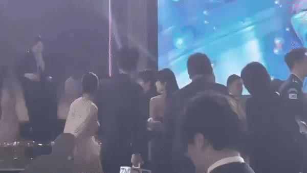 Rần rần clip dàn cast Exhuma phấn khích khi Lee Do Hyun cảm ơn bạn gái: Hóa ra diễn viên nổi tiếng cũng là shipper! - Ảnh 11.