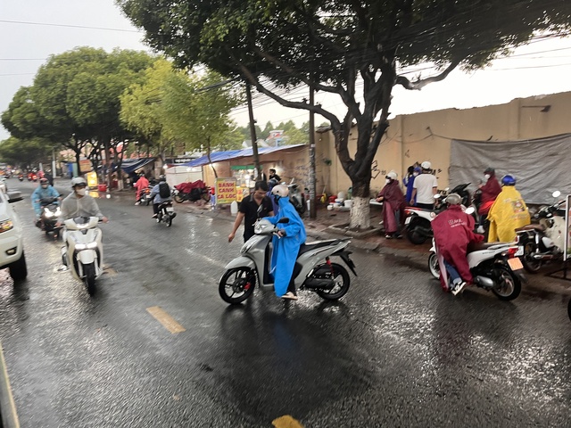 CLIP: Hiện trường nhiều người ngã xe trong cơn mưa trên đường phố Biên Hòa - Ảnh 6.