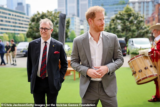 Harry đã đến Anh với lịch trình bận rộn, gần như không có cơ hội gặp Vua Charles và anh trai William - Ảnh 2.