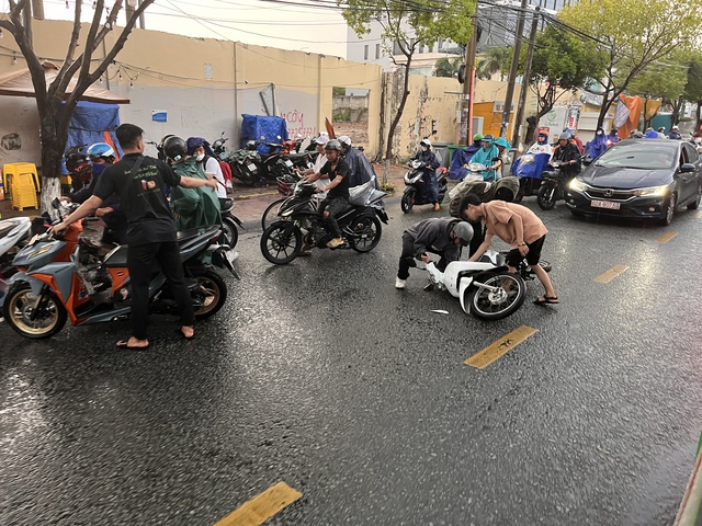 CLIP: Hiện trường nhiều người ngã xe trong cơn mưa trên đường phố Biên Hòa - Ảnh 5.