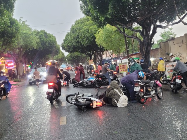 CLIP: Hiện trường nhiều người ngã xe trong cơn mưa trên đường phố Biên Hòa - Ảnh 4.