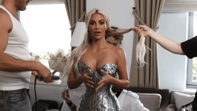Nỗi khổ của Kim Kardashian tại Met Gala: Nói thều thào vì bộ đầm bó chặt cơ thể - Ảnh 6.