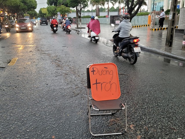 CLIP: Hiện trường nhiều người ngã xe trong cơn mưa trên đường phố Biên Hòa - Ảnh 3.