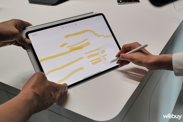 Trên tay bộ đôi phụ kiện quyền lực của iPad Pro OLED 2024: Apple Pencil Pro và Magic Keyboard - Ảnh 3.