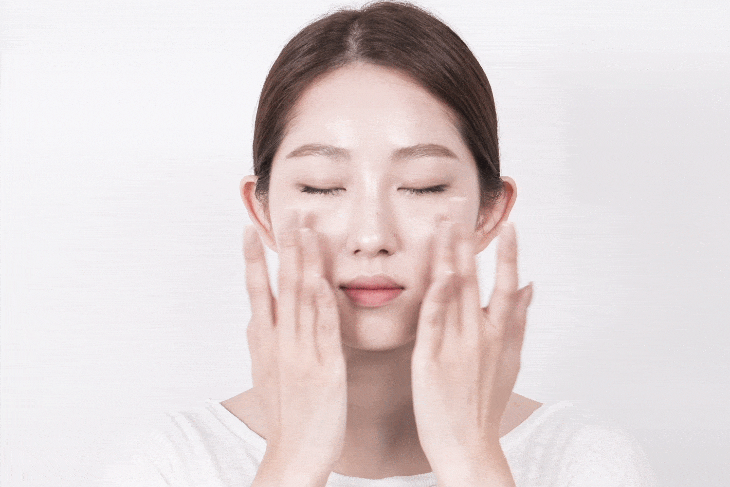 Sai lầm trong việc skincare ngày mưa khiến da nhiều người dưỡng mãi mà không đẹp lên được - Ảnh 2.