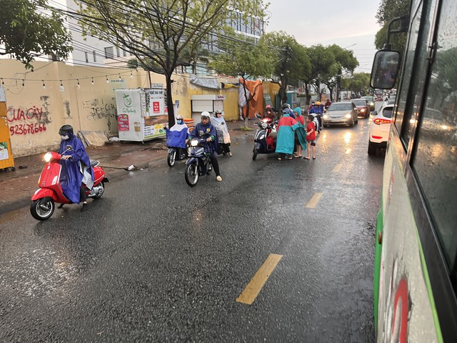 CLIP: Hiện trường nhiều người ngã xe trong cơn mưa trên đường phố Biên Hòa - Ảnh 2.