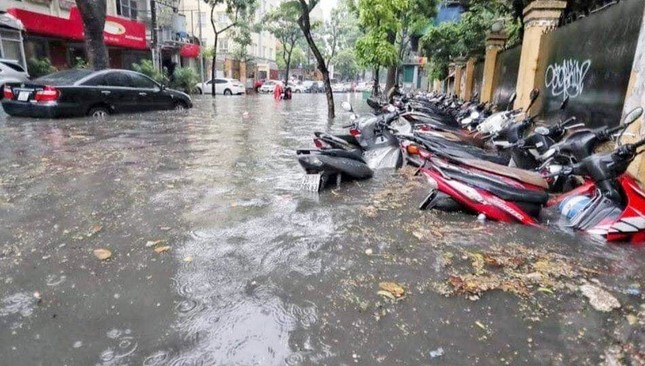 Hà Nội còn 19 điểm ngập úng khi mưa lớn - Ảnh 1.