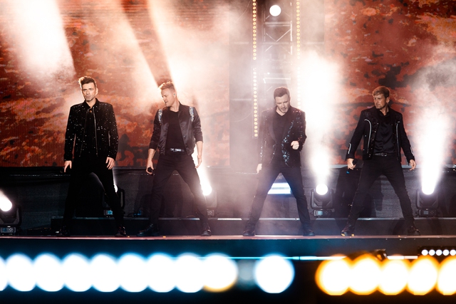 HOT: Westlife thông báo trở lại Việt Nam với 2 đêm diễn tại Hà Nội, mời luôn cả 911 làm khách mời đặc biệt! - Ảnh 2.