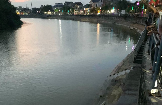Vụ c&ugrave;ng bạn bơi qua s&ocirc;ng rồi mất t&iacute;ch: T&igrave;m thấy thi thể nam sinh lớp 9 - Ảnh 2.
