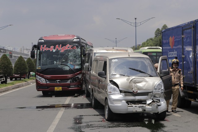 TP HCM: Tai nạn ô tô liên hoàn trên đường Trường Chinh - Ảnh 1.