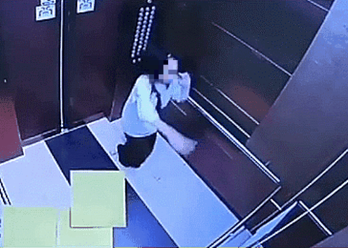 Đang vui vẻ nhảy nhót trong thang máy, cô bé bị trần led rơi trúng, camera ghi lại vụ việc gây phẫn nộ - Ảnh 1.