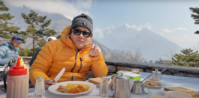 Khoa Pug ném 1 tỷ qua cửa sổ, đòi leo đỉnh Everest nhưng nửa đường lại quay về vì lí do khó đỡ - Ảnh 5.