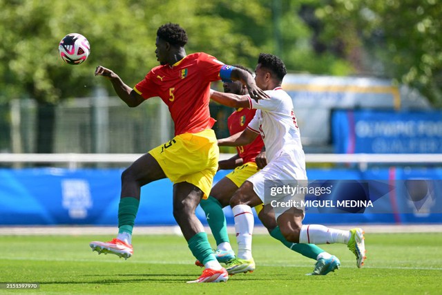 HLV Shin Tae-yong nhận thẻ đỏ, U23 Indonesia tạo ra hình ảnh gây tranh cãi ở trận tranh vé Olympic - Ảnh 1.