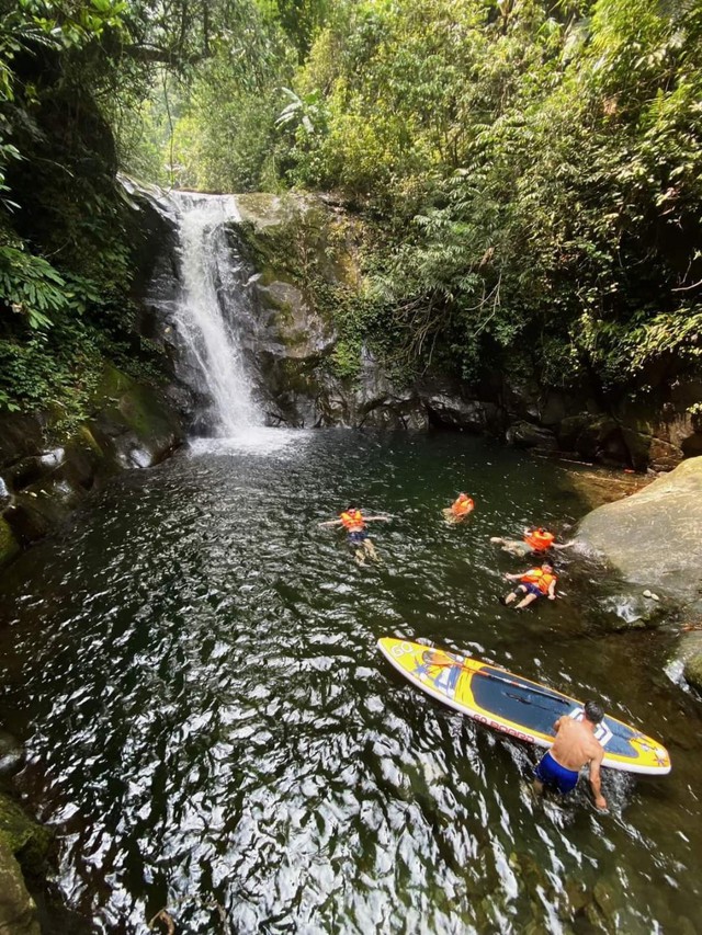 Ph&aacute;t hiện con suối c&oacute; c&aacute;i t&ecirc;n r&ugrave;ng rợn, l&agrave; điểm đến thi&ecirc;n nhi&ecirc;n hoang d&atilde;, tr&aacute;nh n&oacute;ng l&yacute; tưởng, chỉ c&aacute;ch H&agrave; Nội 100km - Ảnh 3.