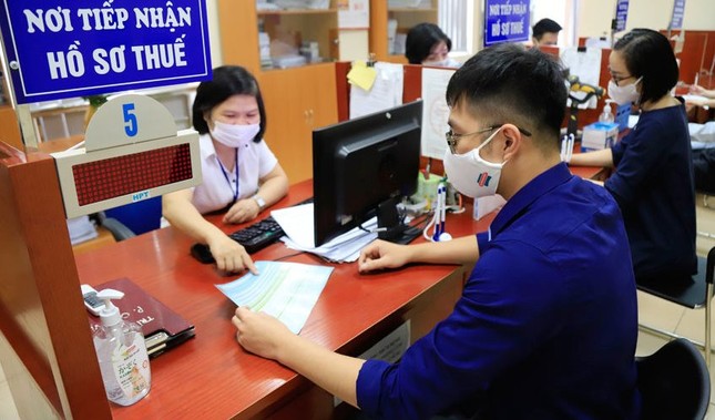 Vì sao nợ thuế vài trăm nghìn cũng bị cấm xuất cảnh? - Ảnh 1. Vì sao nợ thuế vài trăm nghìn cũng bị cấm xuất cảnh? - Ảnh 1.