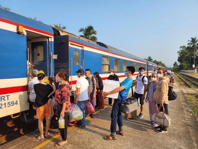 Du lịch hè: Chọn bay đêm, đi tàu hỏa hay ô tô? - Ảnh 1.